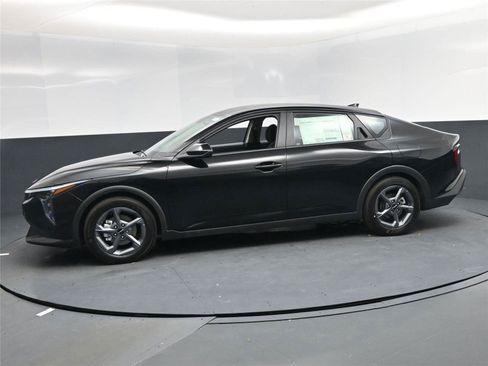 New 2025 Kia K4 LXS image 3