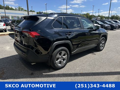 Used 2022 Toyota RAV4 XLE w/ Convenience Package image 5