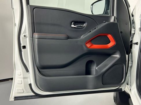 Used 2025 Nissan Frontier PRO-4X image 35