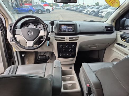 Used 2010 Volkswagen Routan SE FWD image 21