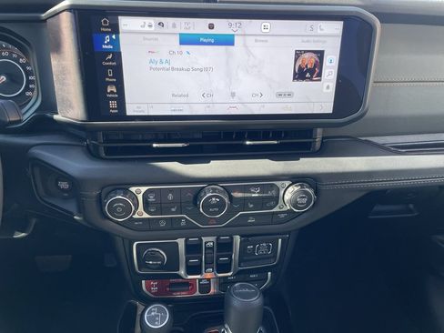 Certified 2025 Jeep Gladiator Mojave w/ Convenience Group AWD/4WD image 18