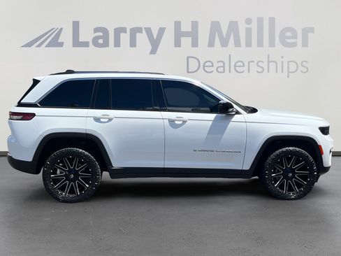 Used 2022 Jeep Grand Cherokee Laredo w/ Luxury Tech Group I AWD/4WD image 6