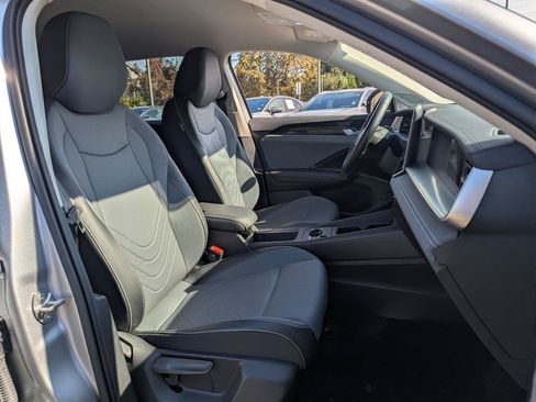 Used 2025 Volkswagen Tiguan SE FWD image 33
