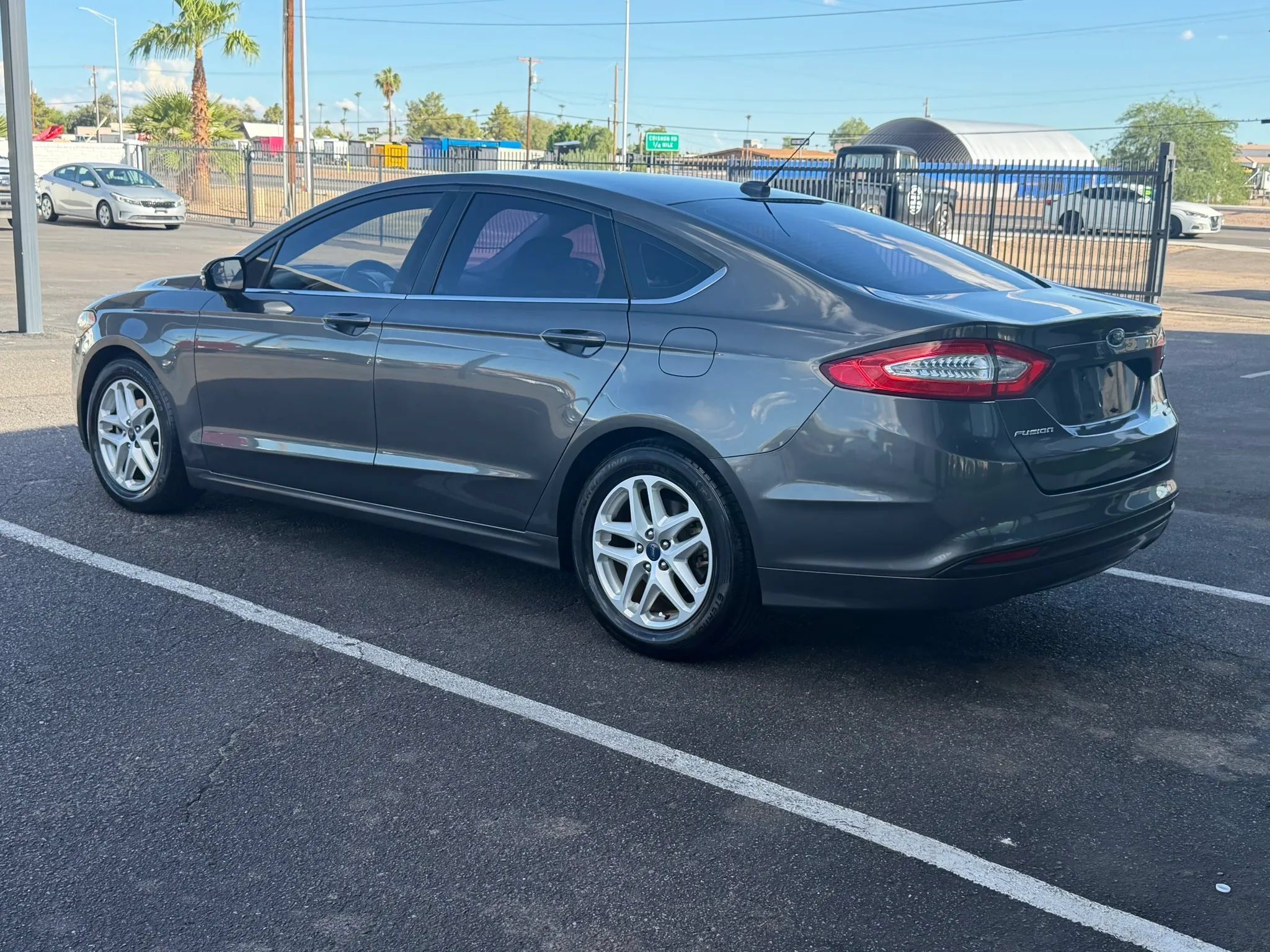 Used 2016 Ford Fusion SE FWD image 4