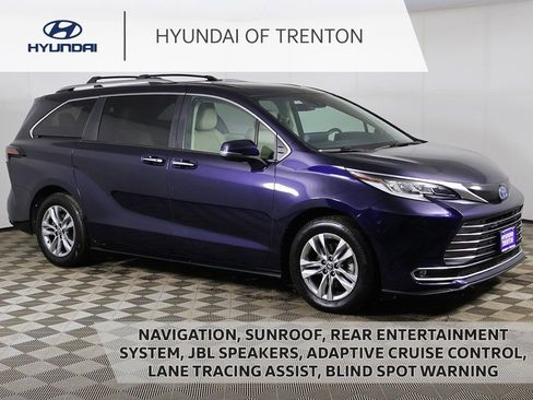 Used 2022 Toyota Sienna Limited image 1