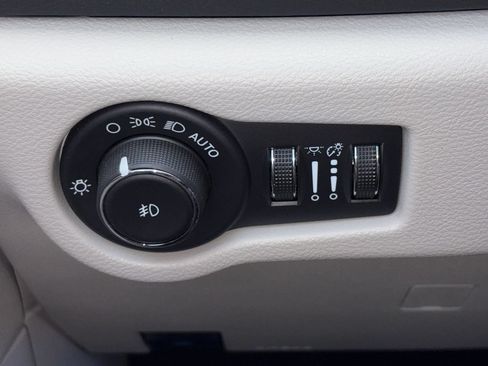 Used 2024 Chrysler Pacifica Touring-L FWD image 13