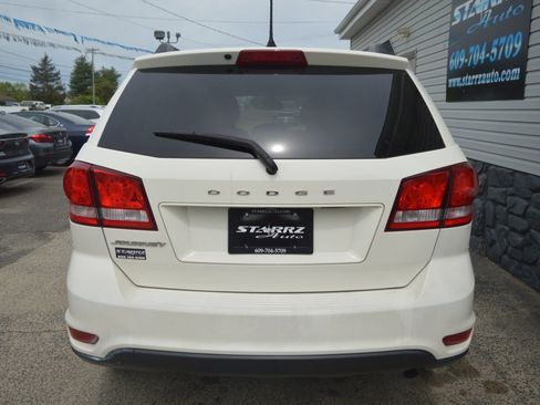 Used 2019 Dodge Journey SE w/ Connectivity Group FWD image 4