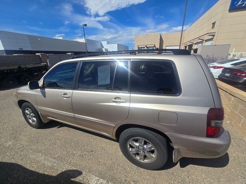 Used 2007 Toyota Highlander 4WD V6 w/ 3rd Row image 2