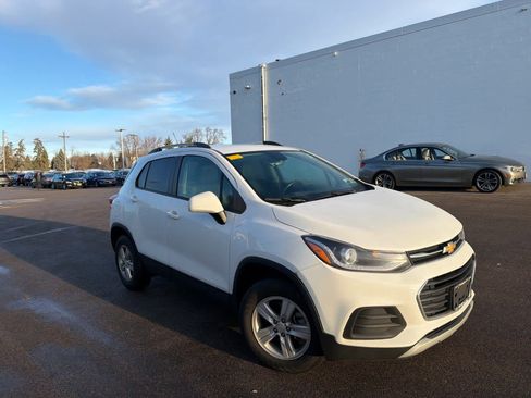 Used 2022 Chevrolet Trax LT w/ LT Convenience Package image 3