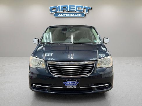 Used 2014 Chrysler Town & Country Touring image 2