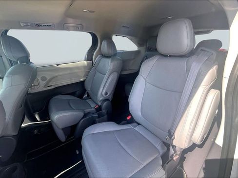 Used 2021 Toyota Sienna Limited image 26