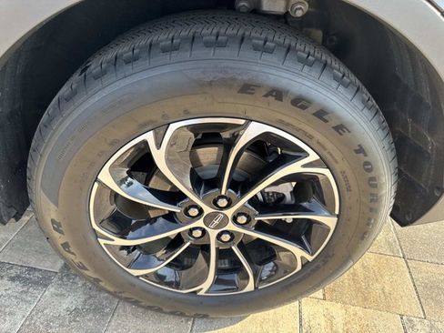 Certified 2025 Lincoln Nautilus Premier image 33