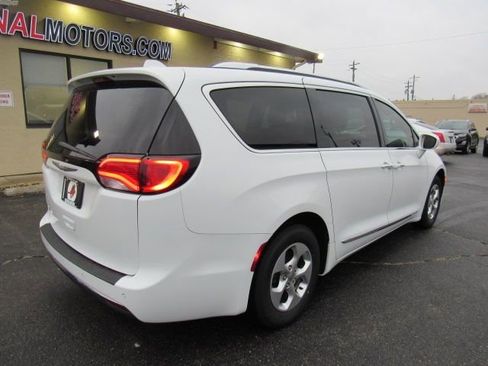 Used 2017 Chrysler Pacifica Touring-L Plus image 7