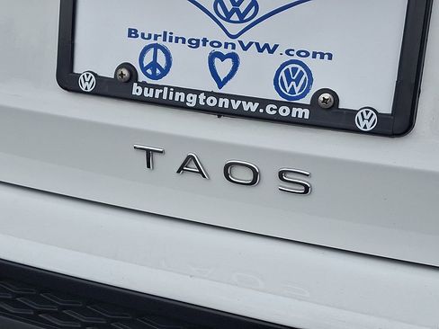Certified 2025 Volkswagen Taos SE image 32