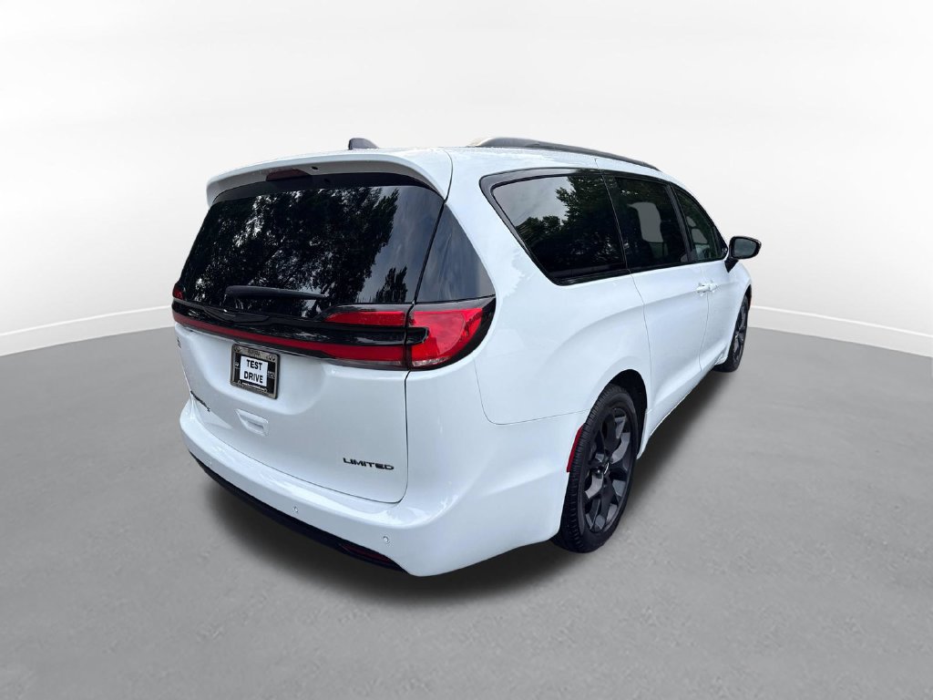 Used 2025 Chrysler Pacifica Limited FWD image 6