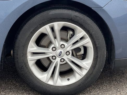 Used 2018 Ford Taurus SEL image 4