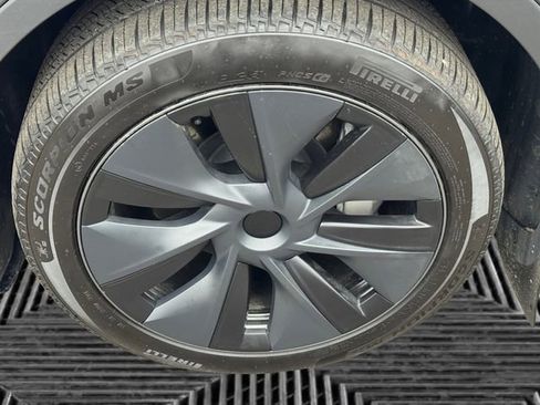 Used 2024 Tesla Model Y Long Range image 9