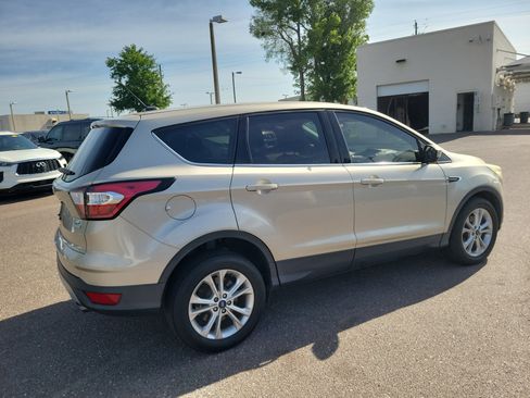 Used 2017 Ford Escape SE image 3