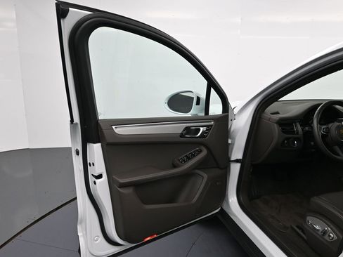 Used 2022 Porsche Macan image 16