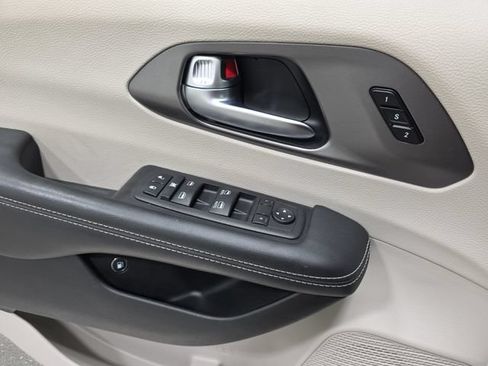 Used 2024 Chrysler Pacifica Limited FWD image 28