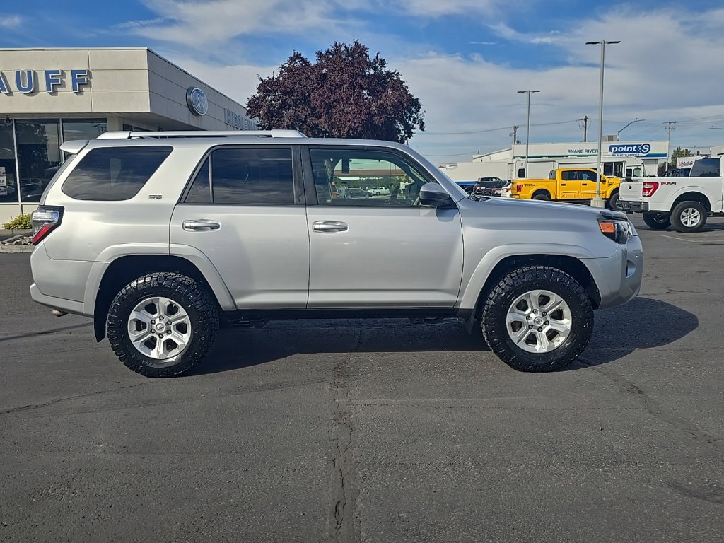 Used 2018 Toyota 4Runner SR5 AWD/4WD image 2