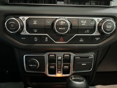Used 2025 Jeep Gladiator Sport AWD/4WD image 23