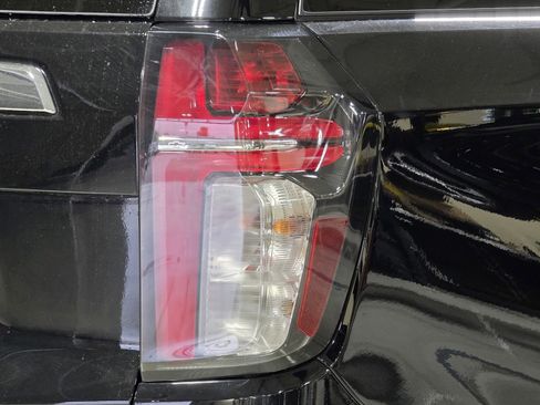 Used 2023 Chevrolet Suburban LT w/ Luxury Package image 13