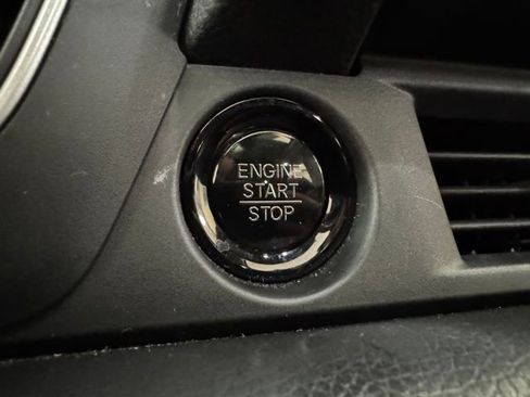 Used 2024 Honda Pilot Touring image 11