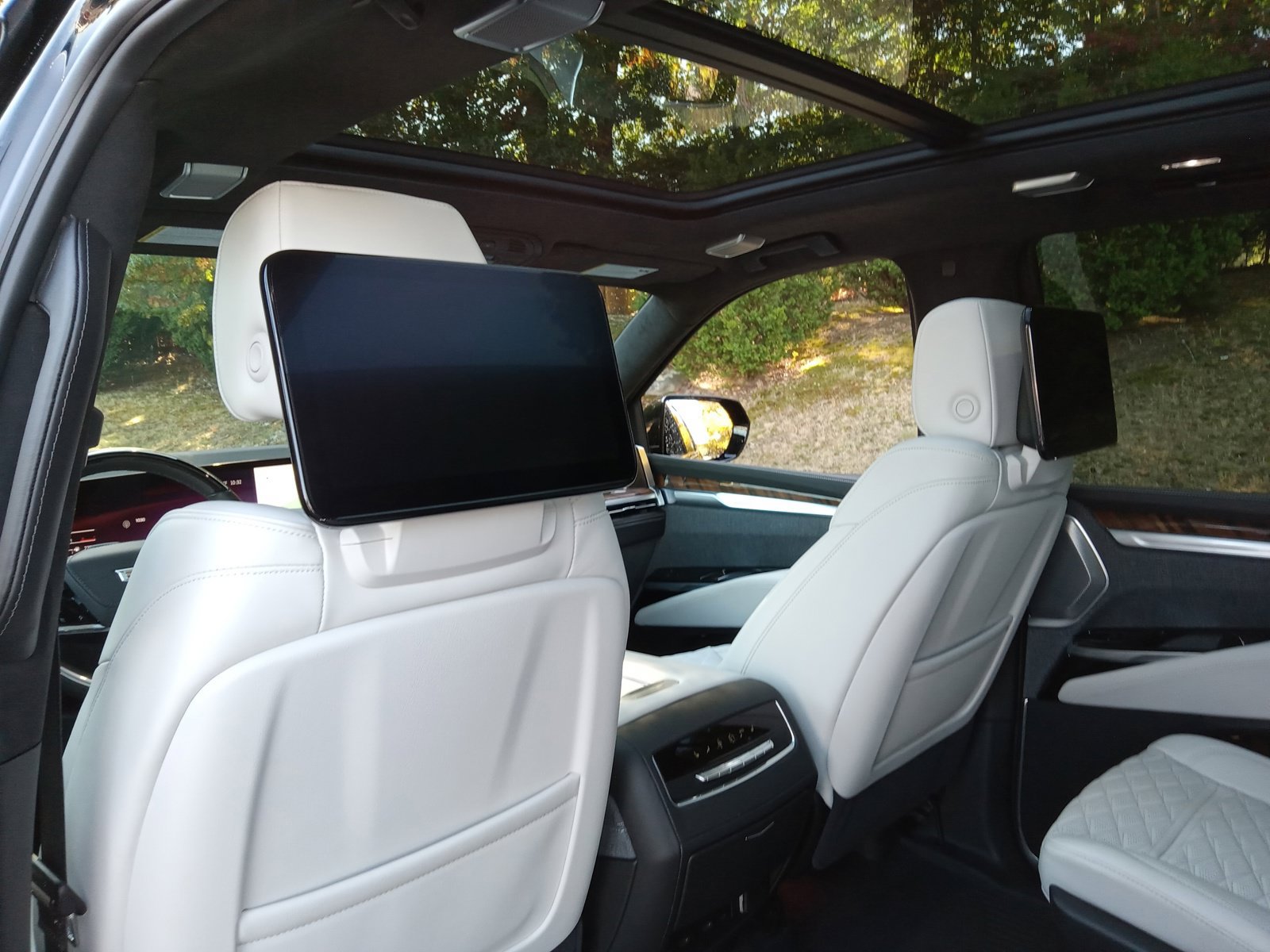 Used 2026 Cadillac Escalade Platinum Sport w/ LPO, ONYX Package AWD/4WD image 25