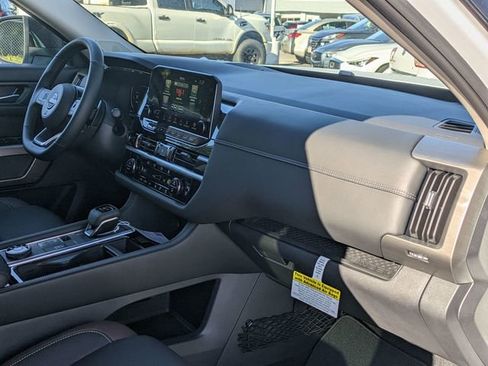 New 2025 Nissan Pathfinder Platinum image 34