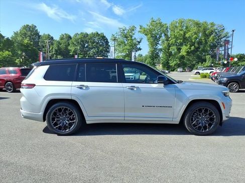 Used 2023 Jeep Grand Cherokee L Summit AWD/4WD image 3