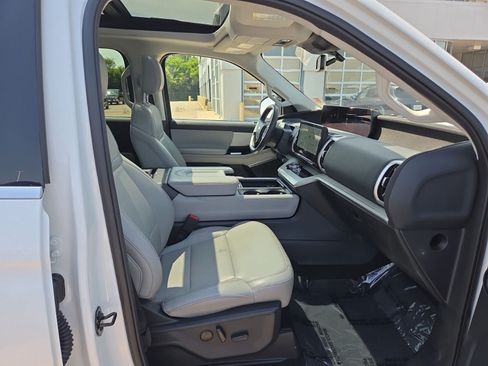Used 2025 Ford Expedition Active AWD/4WD image 14