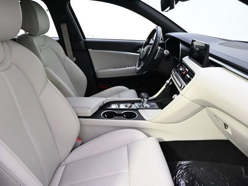 Used 2025 Genesis G70 2.5T image 16