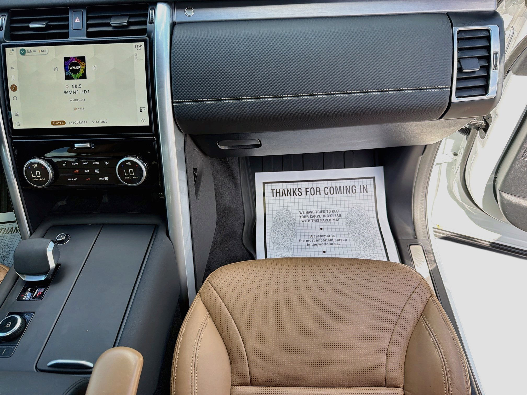 Used 2025 Land Rover Discovery Dynamic SE AWD/4WD image 18