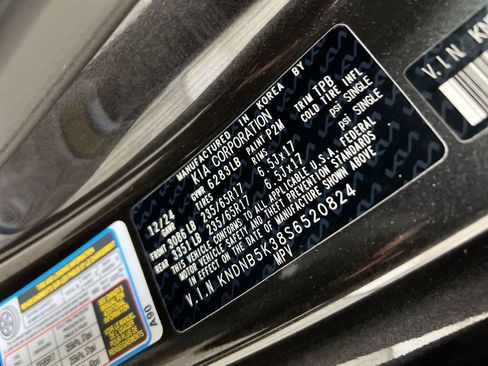 Used 2025 Kia Carnival image 29