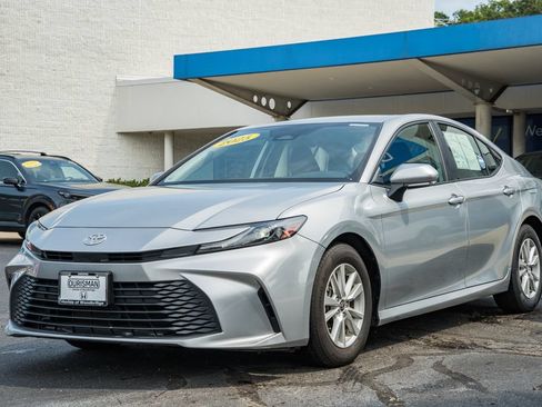 Used 2025 Toyota Camry LE FWD image 3