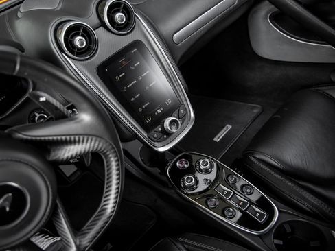 Used 2022 McLaren GT RWD image 32