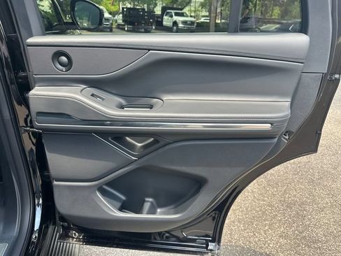 New 2026 Lincoln Navigator Premiere AWD/4WD image 17