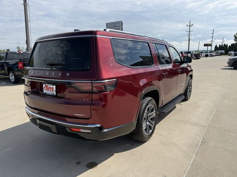 Used 2024 Jeep Wagoneer L Series II w/ Flexible Seating Group AWD/4WD image 8