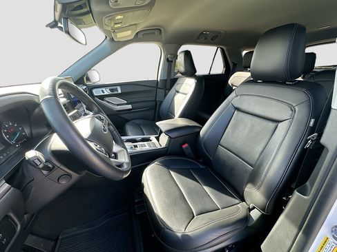 Certified 2022 Ford Explorer Limited w/ Limited Technology Package image 22