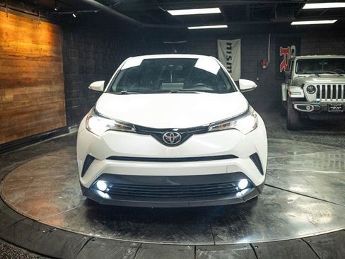 Used 2019 Toyota C-HR Limited FWD image 4