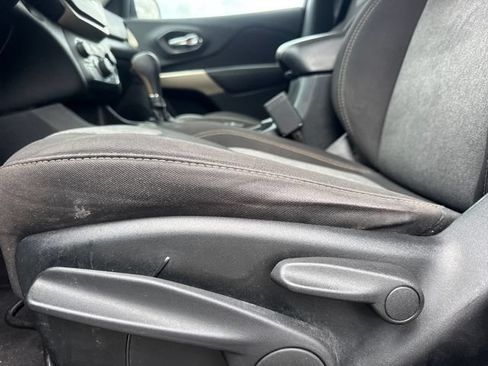 Used 2018 Jeep Cherokee Latitude w/ Cold Weather Group FWD image 14
