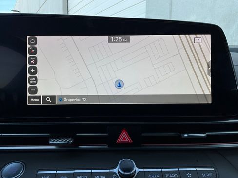 Used 2025 Hyundai Elantra SEL image 32