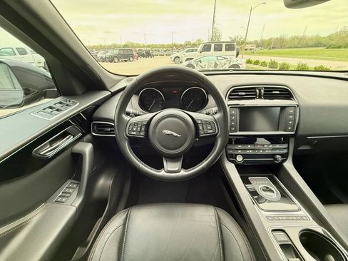 Used 2017 Jaguar F-PACE Prestige image 16