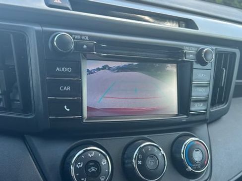 Used 2018 Toyota RAV4 LE AWD/4WD image 23
