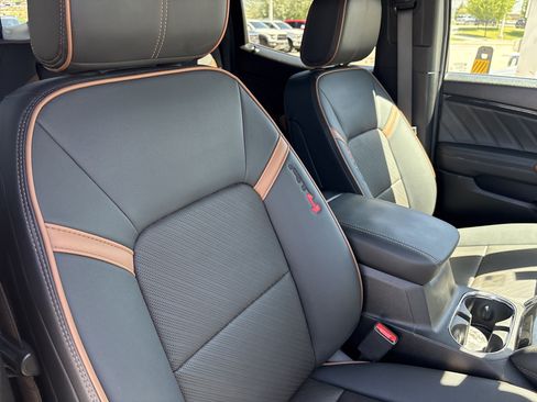 Used 2025 GMC Canyon AT4 w/ AT4 Premium Package AWD/4WD image 19