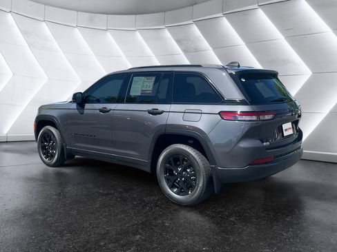 Used 2025 Jeep Grand Cherokee Altitude AWD/4WD image 6
