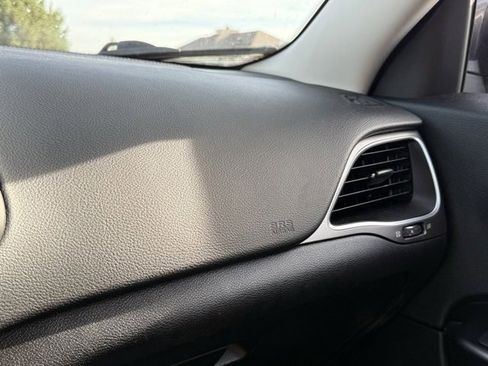 Used 2020 Jeep Cherokee Latitude Plus w/ Cold Weather Group image 22