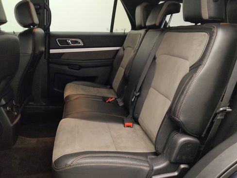 Used 2017 Ford Explorer XLT w/ Equipment Group 202A AWD/4WD image 18