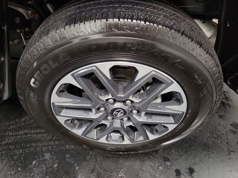 Used 2025 Toyota Tundra Limited AWD/4WD image 11